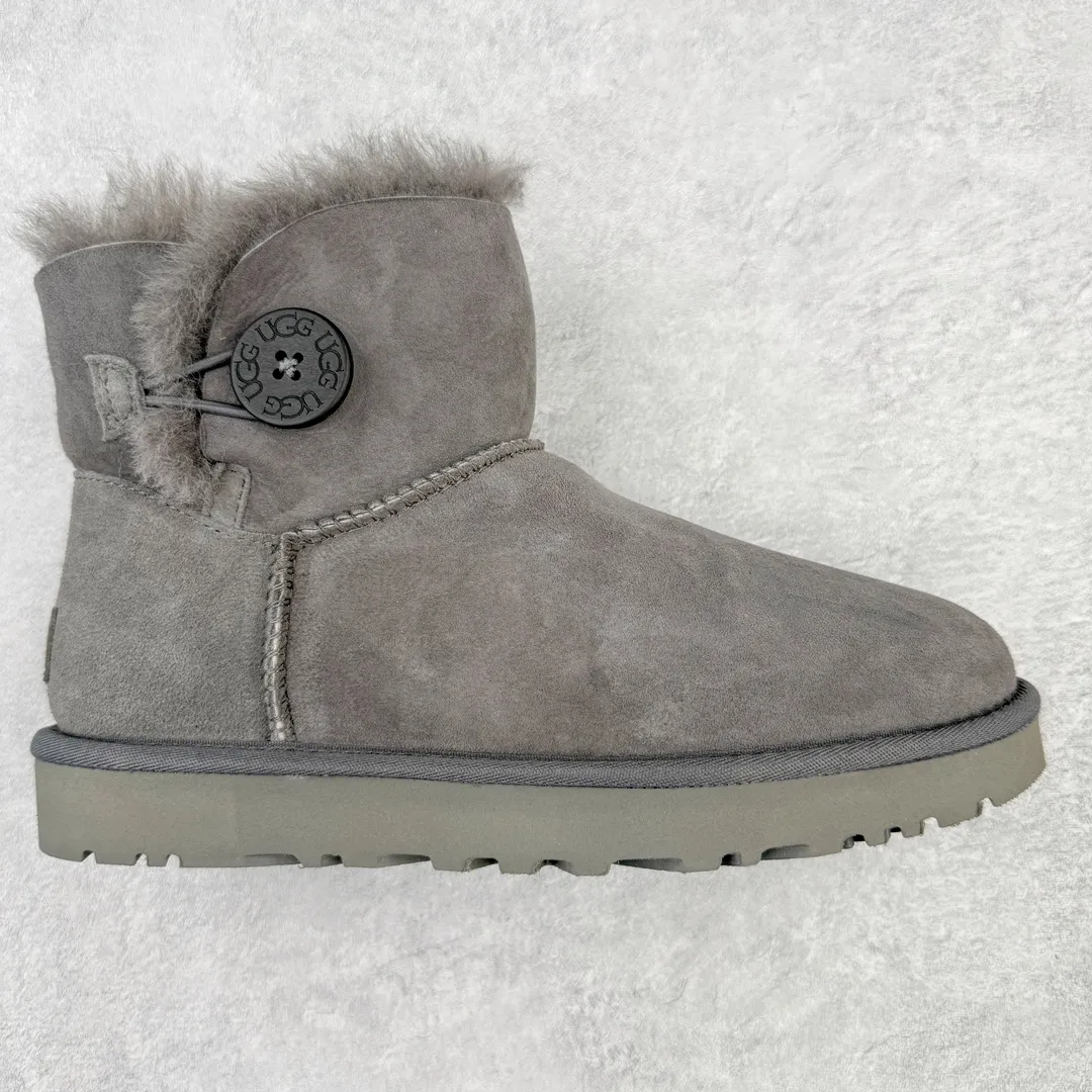 Pick up locally💰520 UGG 6422 Classic wooden buckle autumn and winter sheep fur integrated snow boots. All shoes are made from the same factory as ZP. Longfeng A-grade Australian imported sheep fur integrated women's boots. Brand OEM production line. Fully follow the ZP process. OEM original pattern maker. Adhering to the principle of no original shoes and no development selection. Pay attention to every detail. The most authentic version on the market. TREADLITE "Light Wing" technology outsole. Lightweight/durable/flexible/pile size: 35 36 37 38 39 40 Coding: by2936090